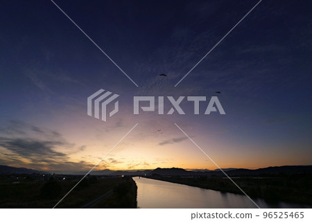 Refreshing late autumn dawn sky with waterfowl flying and a river reflecting the sky・Super wide angle・Sky mainly・221030am Refreshing late autumn dawn sky with waterfowl flying and a river reflecting the sky・Super wide angle・Sky mainly・221030am 96525465