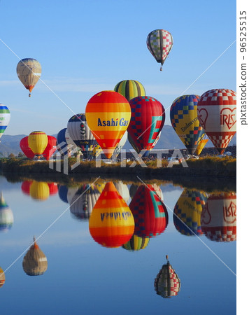 Photos of balloons taking off at the Saga Balloon Fiesta 96525515