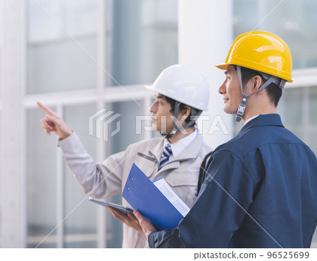 A man in his 40s in work clothes to check 96525699