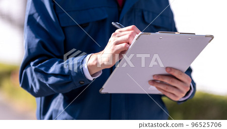 三十多歲穿工作服的男人 96525706