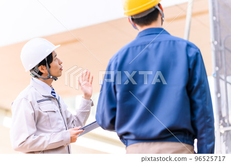 三十多歲穿工作服的男人 三十多歲穿工作服的男人 96525717