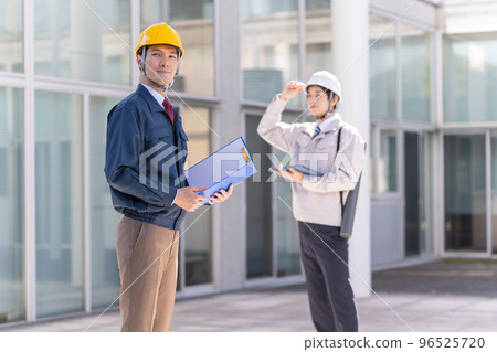 一個40多歲的男人穿著工作服來檢查 96525720