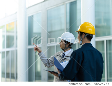 三十多歲穿工作服的男人 96525733