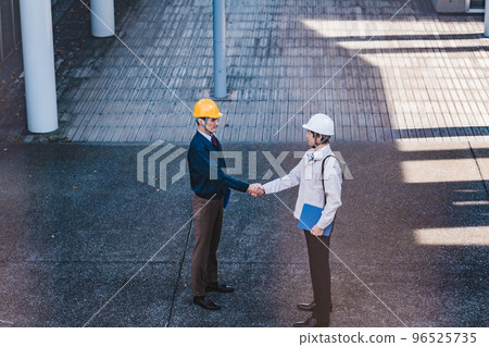 A man in his 40s in work clothes to check 96525735