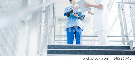 Male staff working in the medical field Male staff working in the medical field 96525746