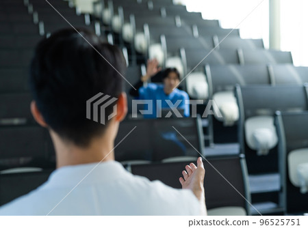 在醫療領域工作的男性員工 96525751