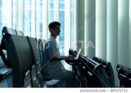 Male staff working in the medical field Male staff working in the medical field 96525752