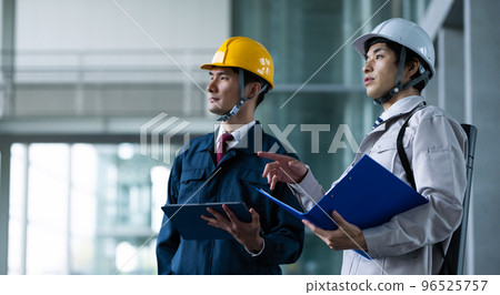 A man in his 40s in work clothes to check 96525757