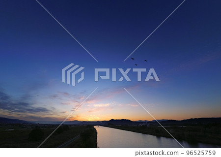 清爽的深秋黎明天空，水鳥飛舞，河水倒映天空・超廣角・天空為主・221030am 96525759