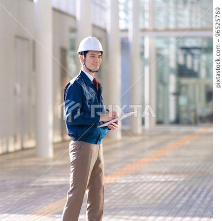 三十多歲穿工作服的男人 96525769