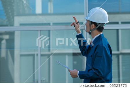 三十多歲穿工作服的男人 96525773