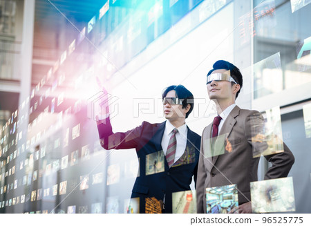 在虛擬商業空間工作的人 96525775