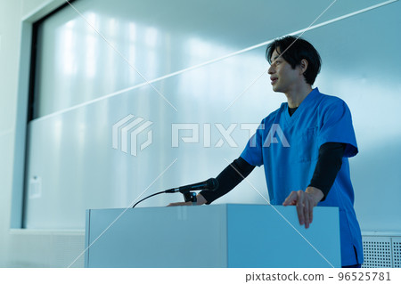 在醫療領域工作的男性員工 96525781