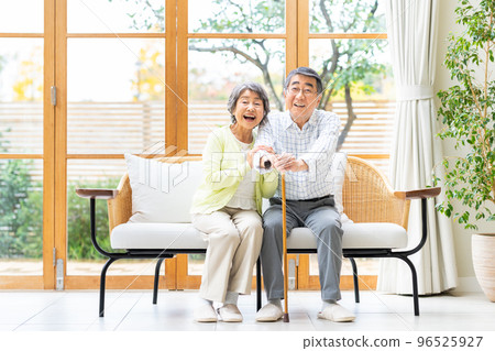 在家放鬆的年長夫婦 96525927