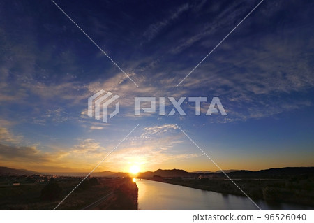 清爽的深秋早晨天空,有各種雲彩和倒影的河流,超廣角,主要是天空,221030am 清爽的深秋早晨天空,有各種雲彩和倒影的河流,超廣角,主要是天空,221030am 96526040