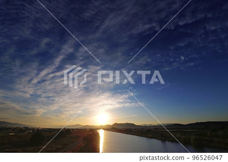 清爽的深秋早晨天空,有各種雲彩和倒影的河流,超廣角,主要是天空,221030am 清爽的深秋早晨天空,有各種雲彩和倒影的河流,超廣角,主要是天空,221030am 96526047