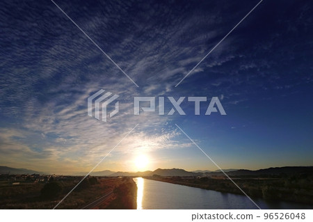 清爽的深秋早晨天空,有各種雲彩和倒影的河流,超廣角,主要是天空,221030am 清爽的深秋早晨天空,有各種雲彩和倒影的河流,超廣角,主要是天空,221030am 96526048