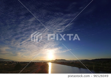 清爽的深秋早晨天空，有各種雲彩和倒影的河流，超廣角，主要是天空，221030am 96526049