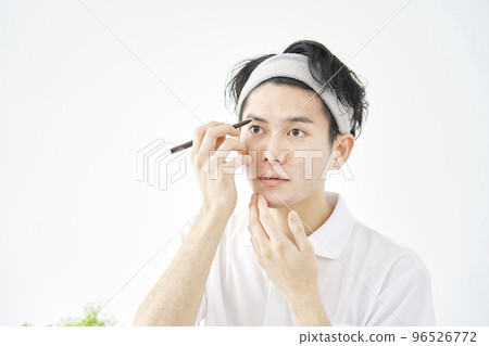 一個在白色背景上畫眉毛的人 96526772