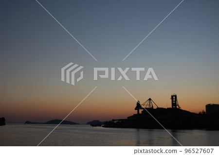 可持續發展目標！周南工業園區圓通街煙霧、彩色天空和雲彩、環境問題和工廠污染物、全球環境 96527607