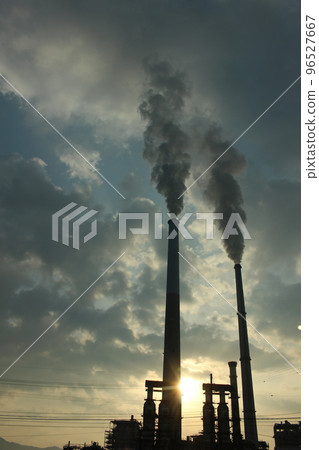 SDGs Global environment! Entotsu smoke, colored skies and clouds Environmental problems and factory pollutants 96527667