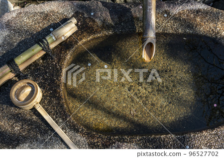 文京區肥後細川庭園的水桶、水和梅花瓣 96527702