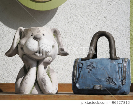 dog and blue female bag sculpture detail 96527813