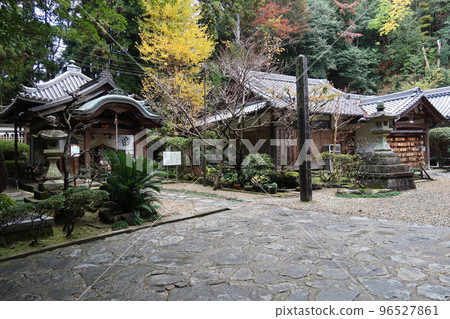 日本寺廟：奈良縣生駒市法山寺院內奧之院大雄寶殿落日前的景色 96527861