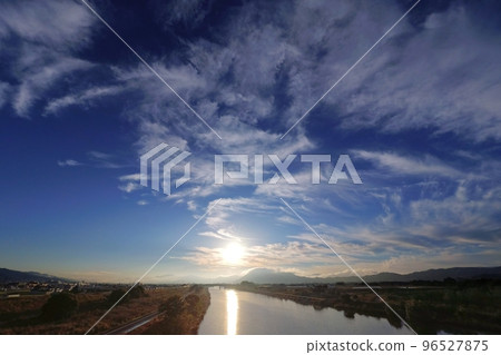 清爽的初冬清晨天空卷雲漫天/超廣角/天空為主/221102am 清爽的初冬清晨天空卷雲漫天/超廣角/天空為主/221102am 96527875