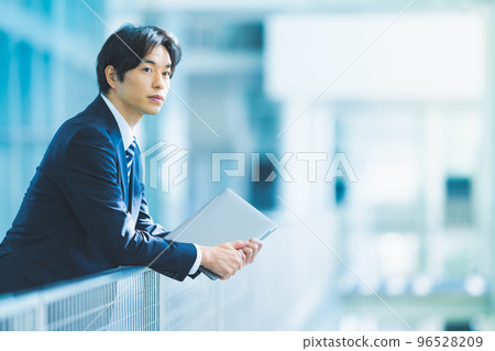 穿著西裝的 30-40 多歲的酷商人 96528209