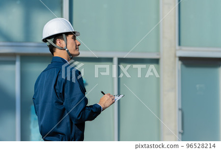 A man in his 40s in work clothes to check 96528214