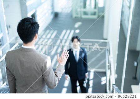 Cool businessman in his 30s-40s wearing a suit 96528221