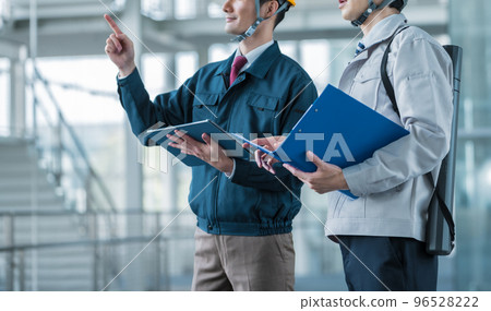 A man in his thirties wearing work clothes 96528222