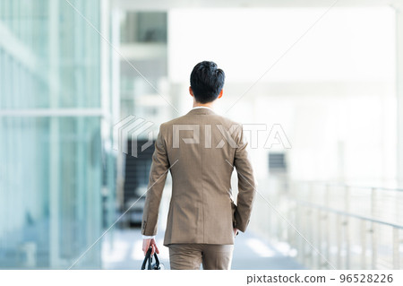 穿著西裝的 30-40 多歲的酷商人 96528226