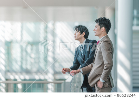 穿著西裝的 30-40 多歲的酷商人 96528244