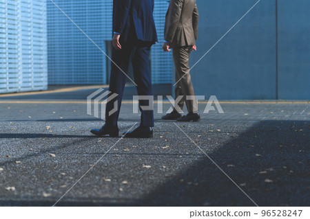 Cool businessman in his 30s-40s wearing a suit 96528247