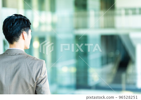 Cool businessman in his 30s-40s wearing a suit 96528251