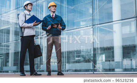 三十多歲穿工作服的男人 96528256