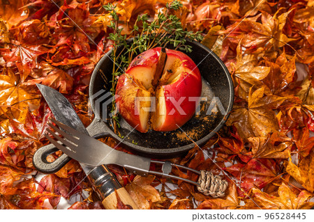 Baked apple Apple baked in the Dutch oven 96528445