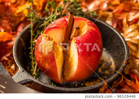 Baked apple Apple baked in the Dutch oven 96528446