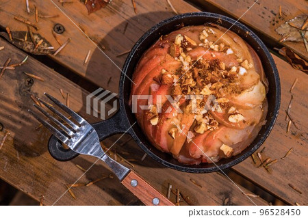 Baked apple Apple baked in the Dutch oven Baked apple Apple baked in the Dutch oven 96528450