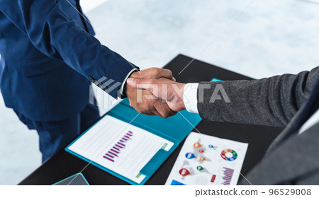 握手的商人 96529008
