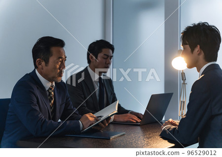 Interrogating detective and suspect 96529012