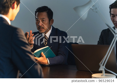 Interrogating detective and suspect 96529014