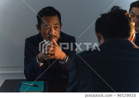 審問偵探和嫌疑人 96529018
