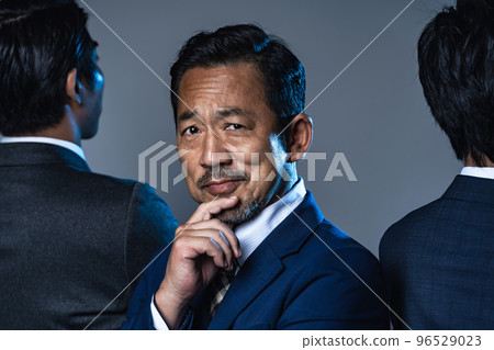 很酷的中間人肖像 96529023