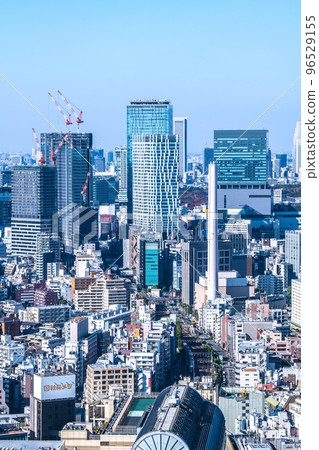 日本的東京城市景觀黑山手線和澀谷的辦公樓。櫻丘再開發大樓即將竣工 96529155
