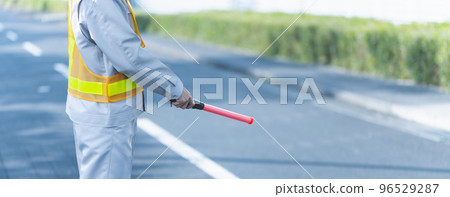 一個穿著工作服的男人在指揮交通 一個穿著工作服的男人在指揮交通 96529287