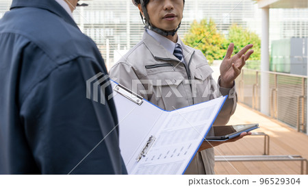 A man in his thirties wearing work clothes 96529304