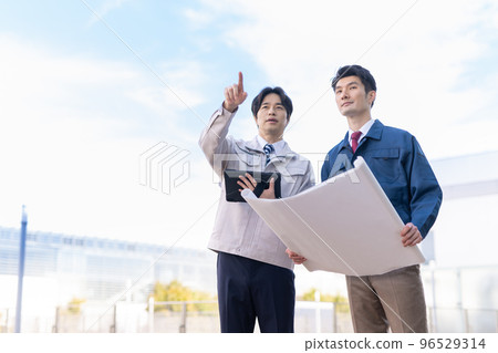 A man in his thirties wearing work clothes A man in his thirties wearing work clothes 96529314
